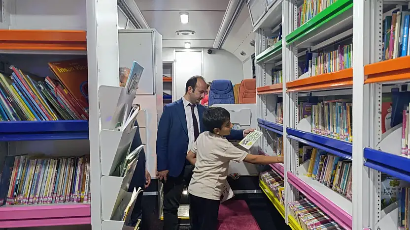Gezici kütüphane, Ağrı Millet Bahçesi'nde minik okuyucularıyla buluştu