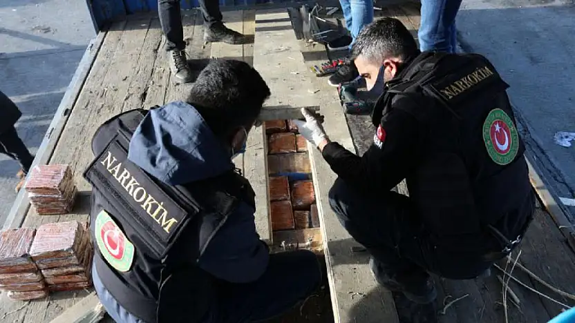 Gürbulak'ta tırın tüpüne gizlenmiş 5 kilo 202 gram uyuşturucu ele geçirildi