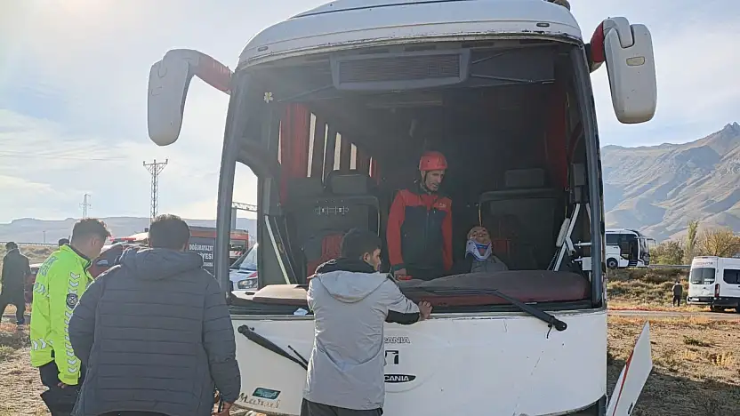Gürbulak yolunda İran otobüsü kaza yaptı: 1'i ağır 5 yaralı