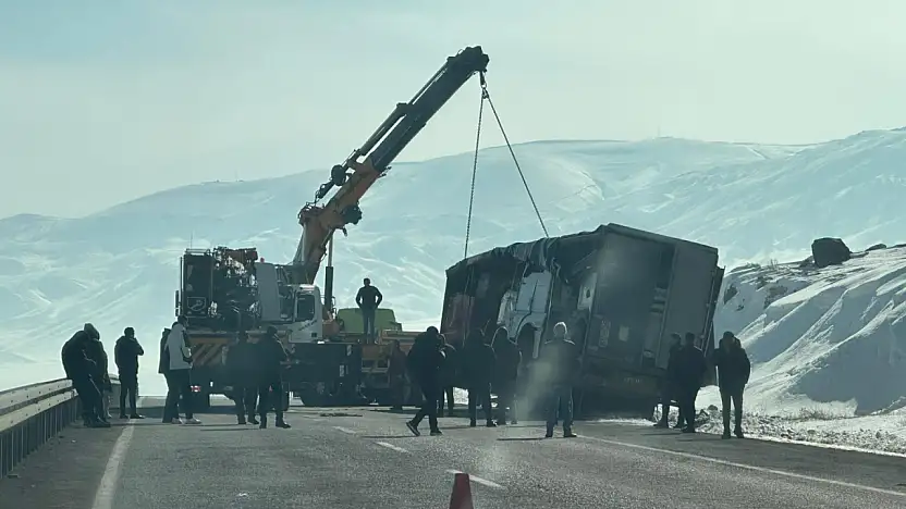 Gürbulak yolunda tır devrildi