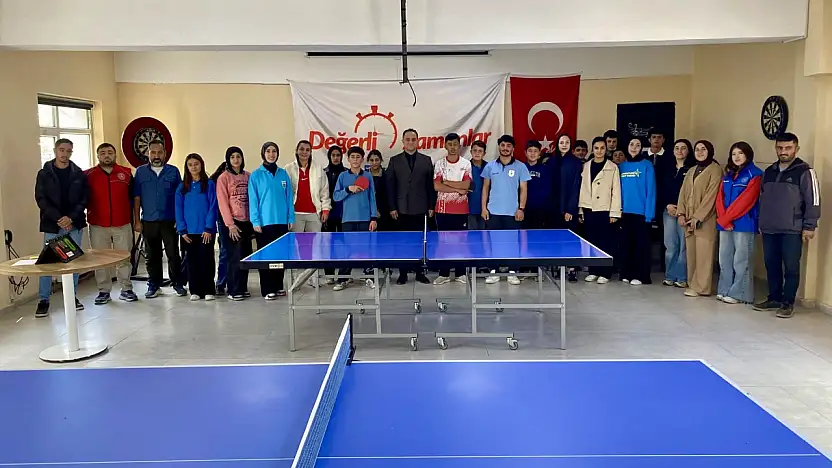 Hamur'da masa tenisi turnuvasında kıyasıya mücadele