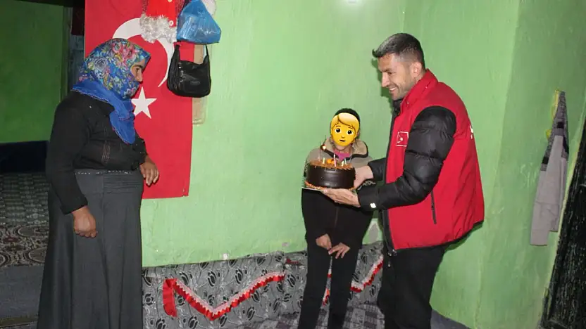 Hamur Kaymakamı Mahir'den 'Sen Gül Dünya Gülsün' projesiyle çocuklara anlamlı destek