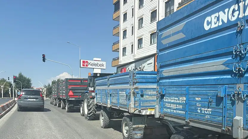 Hasat tarlada, trafik Ağrı'nın göbeğinde kilitlendi!