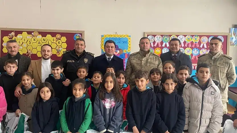 Hayırsever desteği Patnos'ta okullara ulaştı