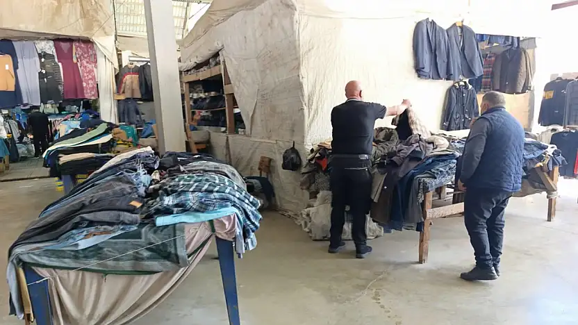 İkinci el kıyafet ve ayakkabılar Ağrı pazarında ilgi görüyor