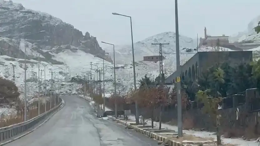 İshak Paşa Sarayı yolunda sabah saatlerinde ince kar tabakası oluştu