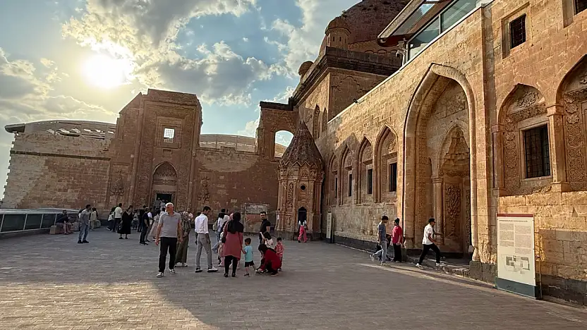 İshak Paşa Sarayı ziyaretçilerini büyülüyor