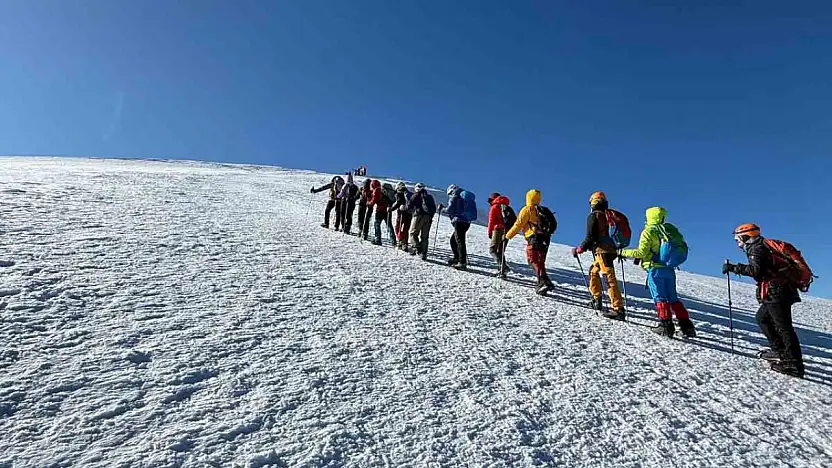 İstanbullu dağcıların Ağrı'da nefes kesen zirve yolculuğu