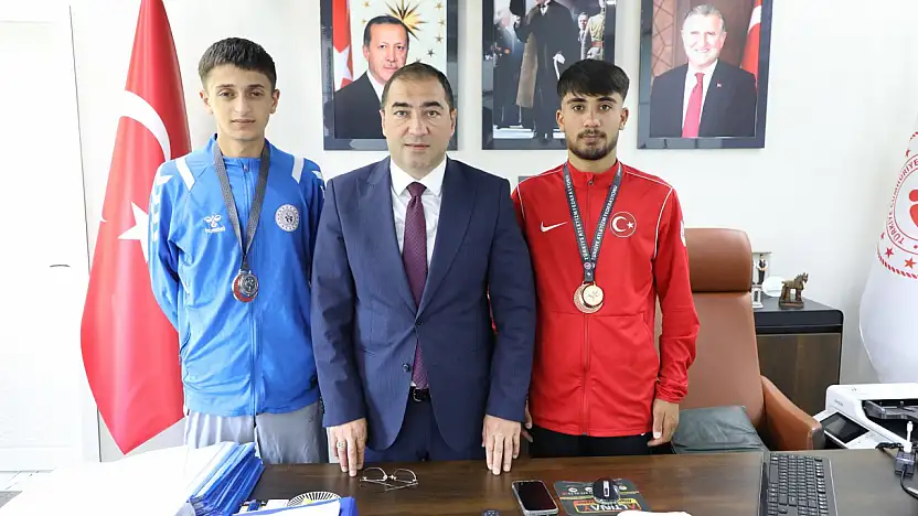 İzmir'den başarıyla dönen gençler, Ağrı'da takdirle karşılandılar