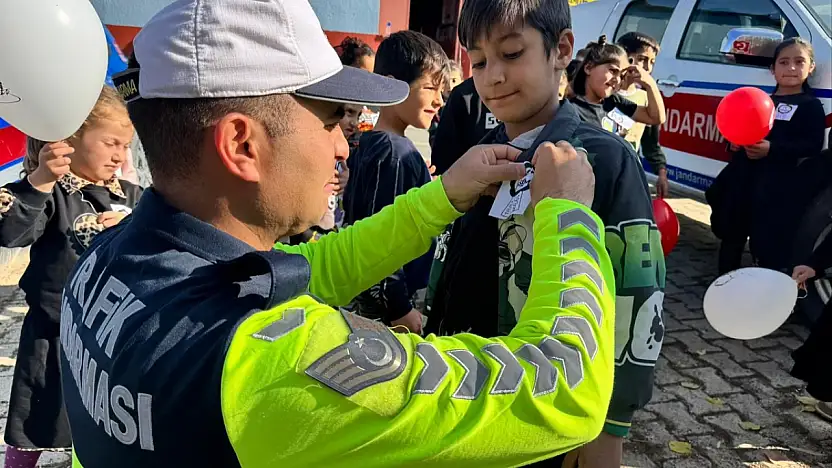 Jandarma personeli öğrencilerle 10 Kasım'ı andı