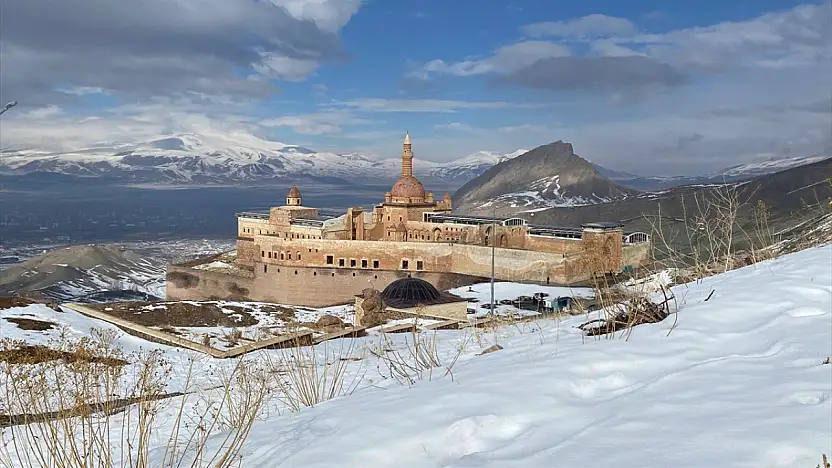 Kar altında saklanan asırlık ihtişam vatandaşı büyülüyor
