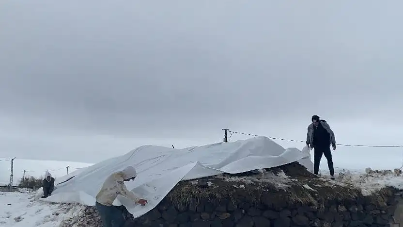 Kar, yağmur ve rüzgâr Patnos'u esir aldı