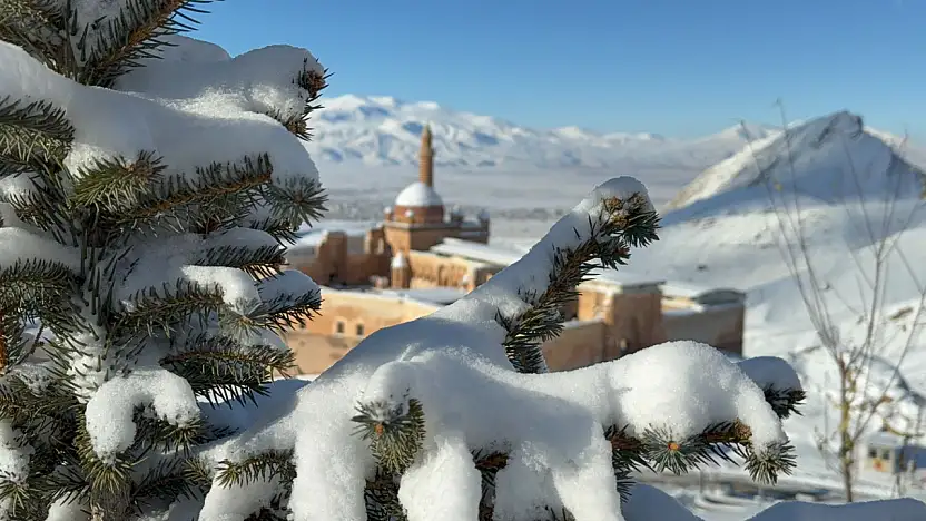 Karın sessizliği İshak Paşa Sarayı'nı sardı