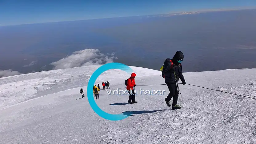 Karla kaplı zirvede yaz esintisi: Türkiye'nin çatısına zirve tırmanışı