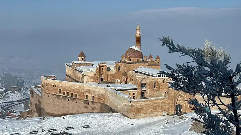 Karlar altındaki tarihi saray, hafta sonu ziyaretçilerini ağırladı