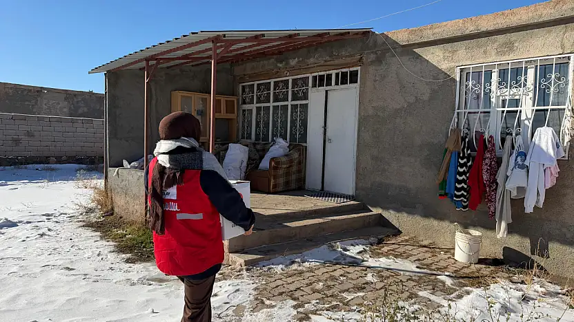 Karlı yolları aşarak kapı kapı gıda kolilerini ulaştırdılar