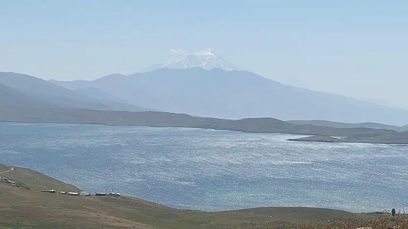 Kartpostallık manzara: Ağrı'nın iki dev güzelliği buluştu