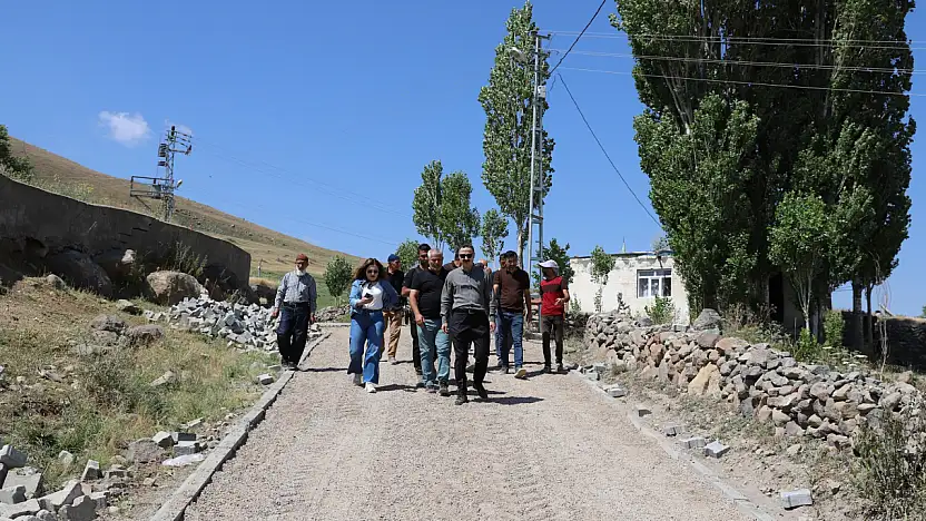 Kaymakam Ayvat Göksügüzel Köyü'ndeki yol çalışmalarını yerinde inceledi