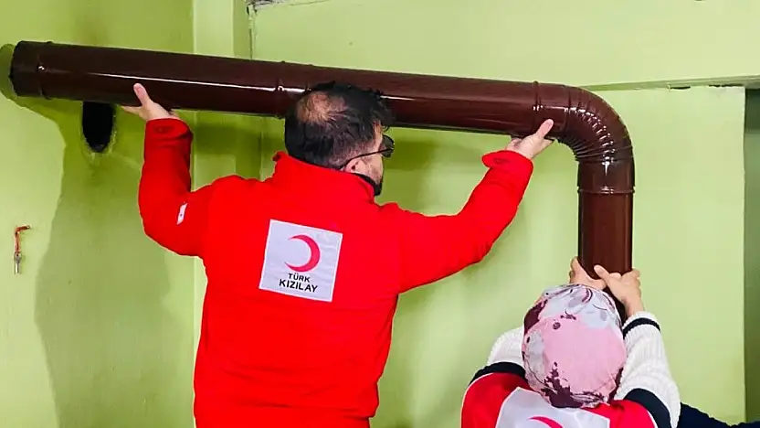 Kış gününde kapıyı Kızılay çaldı: Sobayı temizleyip çay demlediler