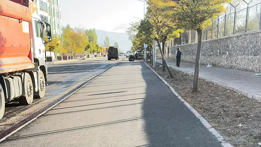 Kış öncesi yol seferberliği! Stadyum yoluna asfalt ve 2 bin 400 metrelik yürüyüş yolu