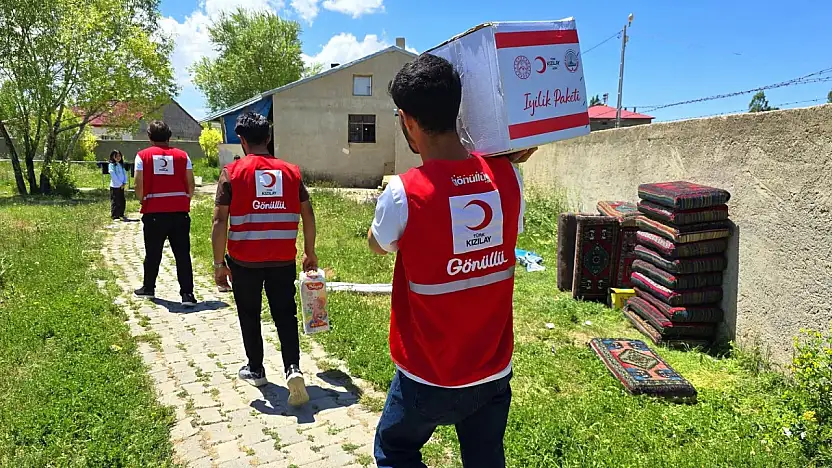 Kızılay Diyadin'de ihtiyaç sahibi ailelerin kapısını çaldı