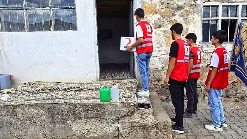 Kızılay Diyadin köylerde ihtiyaç sahibi ailelerin kapısını çaldı