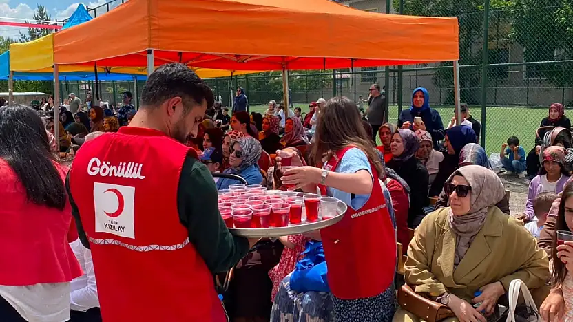 Kızılay gönüllüleri 75. Yıl Ortaokulu'nda öğrencilerle buluştu