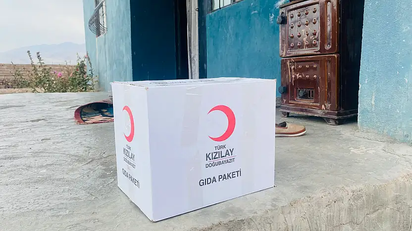 Kızılay gönüllüleri, ihtiyaç sahibi ailelerin kapısını tek tek çaldı