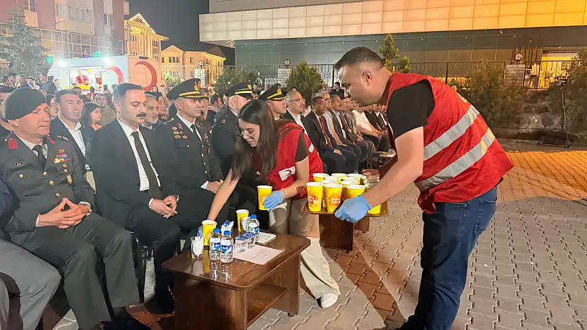 Kızılay gönüllülerinden demokrasi nöbetine anlamlı destek