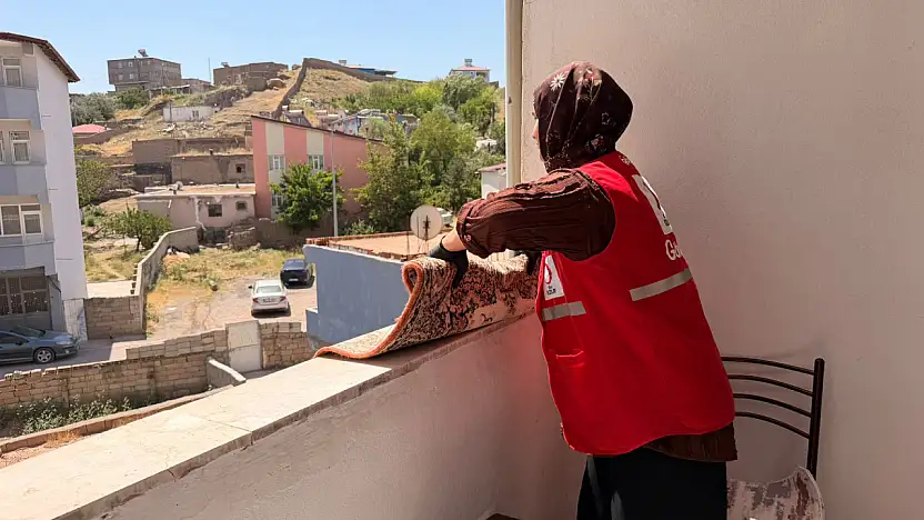 Kızılay gönüllülerinden örnek davranış! yaşlı vatandaşın evini temizlediler