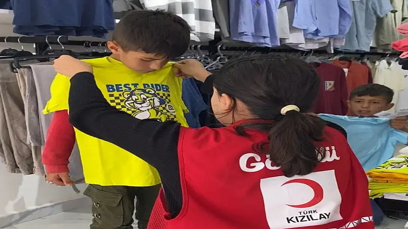 Kızılay'ın butik mağazasında Doğubayazıtlı çocuklar bayramda sevindirildi