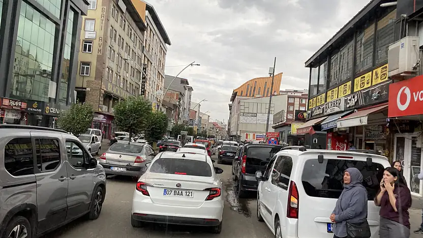 KPSS trafiği Ağrı'da yolları kilitledi: Sürücüler santim santim ilerledi