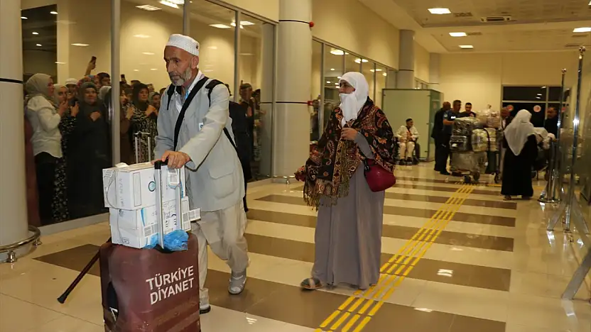 Kutsal topraklardan dönen hacılar Ağrı'da sevinçle karşılandı