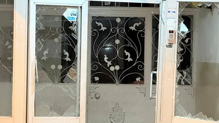 Mahalleli bomba sesi sandı: Ağrı'da çatıdan düşen kar kapıyı paramparça etti!