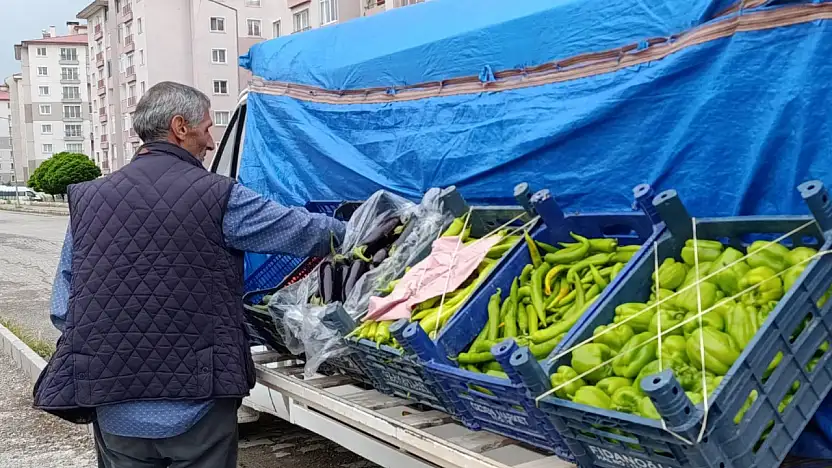 Manav tezgâhı artık sokakta: Ağrı'da kapı önünde taze meyve dönemi