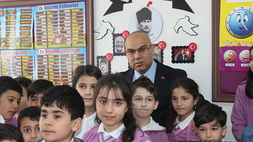 Minik öğrenciler ilk karnelerini Vali Koç'un elinden aldı