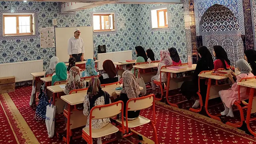 Minikler yaz tatilinde hem kur'an öğreniyor hem de bilinçleniyor