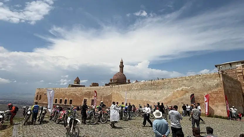 Motosiklet tutkunları İshak Paşa Sarayı'nda buluştu