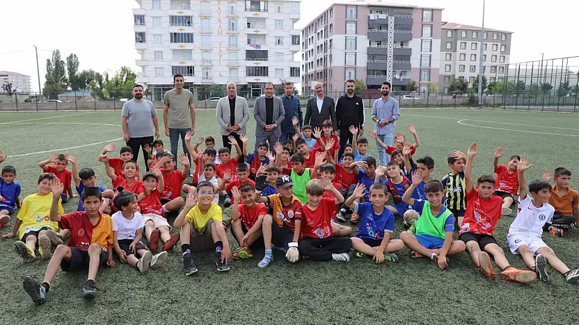 Müdür Çelebi Patnos'ta yaz spor okulları ve el sanatları kurslarını ziyaret etti
