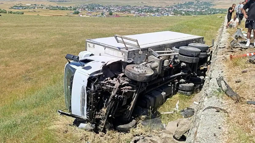Muş'ta feci kaza: Kamyon ile otomobil çarpıştı, 2 kişi hayatını kaybetti