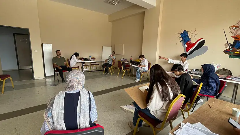 Patnos Gençlik Merkezi'nde yaz tatili resim kurslarıyla değerlendiriliyor