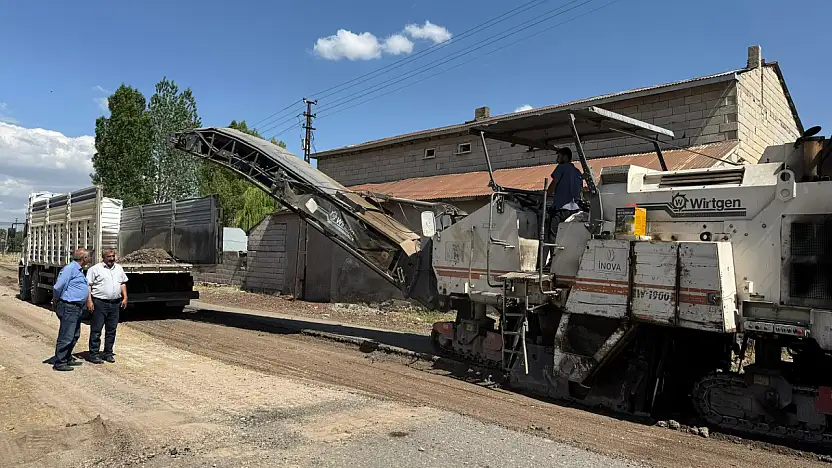 Patnos'ta asfalt sezonu devam ediyor: Üç mahallede yoğun çalışma