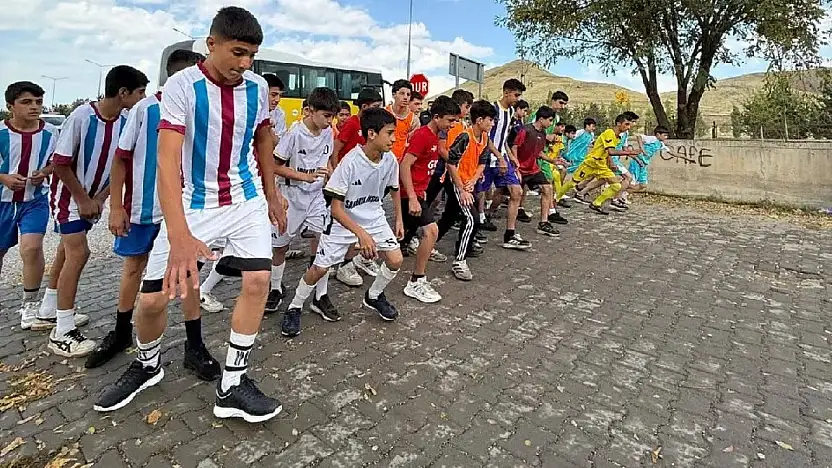 Patnos'ta Cumhuriyet için koştular, madalyaları kaptılar