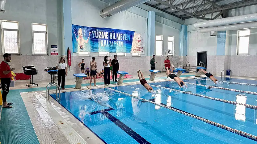 Patnos'ta genç yüzücüler havuzda mücadele etti