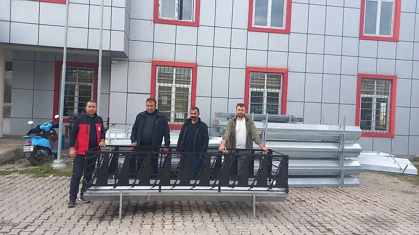 Patnos'ta hayvancılara yüzde 72 hibe desteğiyle yemlik dağıtıldı