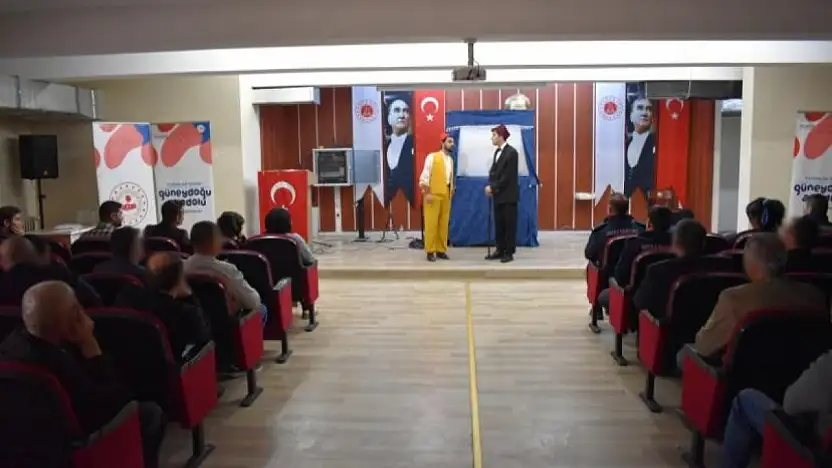 Patnos'ta hükümlüler tiyatro gösterisiyle kültürel yolculuğa çıktı