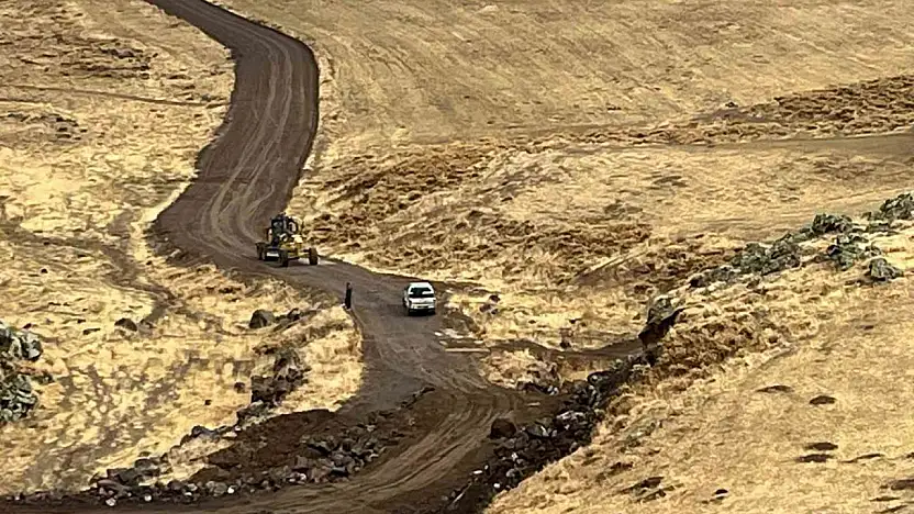 Patnos'ta İlçe Özel İdare ekipleri köy yollarını kışa hazırlıyor