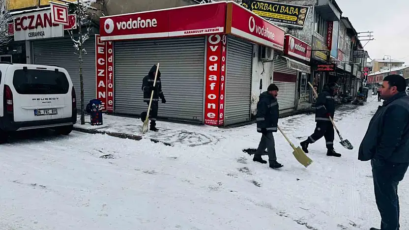 Patnos'ta kar temizliği hız kesmeden sürüyor