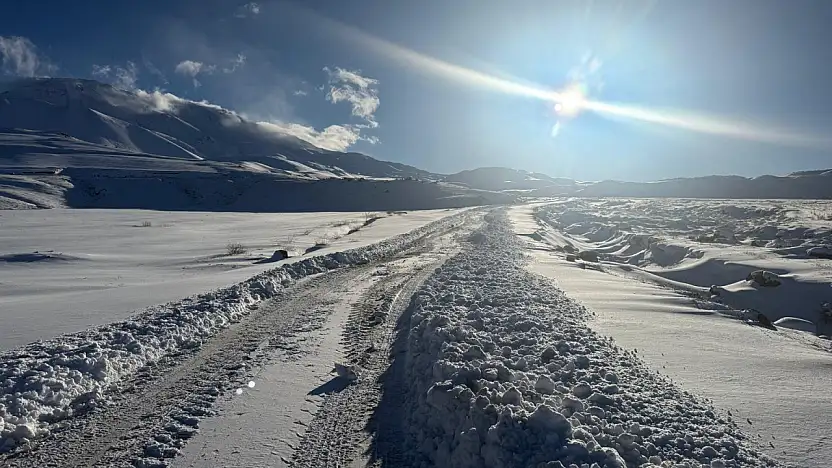 Patnos'ta karla kapanan köy yolları açıldı