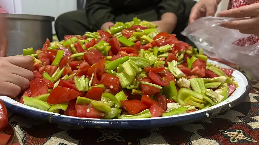 Patnos'ta kış hazırlığı başladı: Yazın bereketi sofralar için saklanıyor